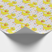 Gelbe Enten auf Polka Docks Geschenkpapier (Ecke)