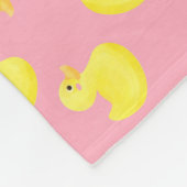 Gelbe Enten auf Rosa personalisieren Fleecedecke (Ecke)