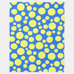 Gelbe Erbsen auf himmelblauem Hintergrund Fleecedecke