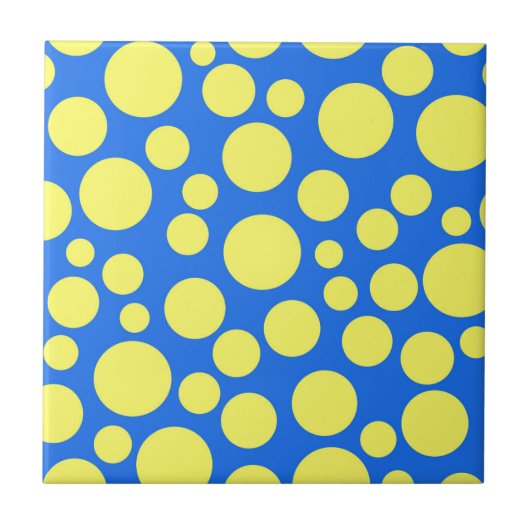 Gelbe Erbsen auf himmelblauem Hintergrund Fliese (Vorderseite)