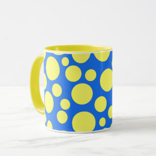 Gelbe Erbsen auf himmelblauem Hintergrund Tasse
