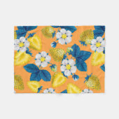 Gelbe Erdbeeren auf Orange Fleecedecke (Vorderseite (Horizontal))