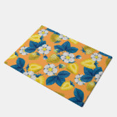 Gelbe Erdbeeren auf Orange Fußmatte (Schrägansicht)