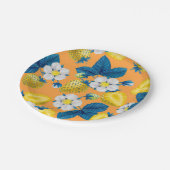 Gelbe Erdbeeren auf Orange Pappteller (Schrägansicht)