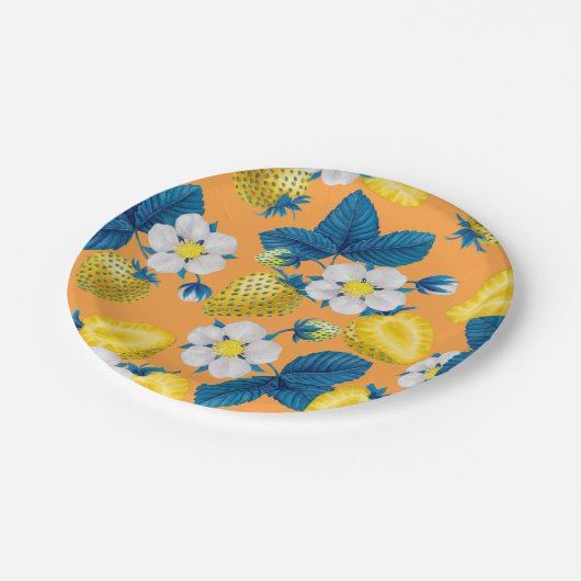 Gelbe Erdbeeren auf Orange Pappteller (Schrägansicht)