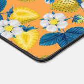 Gelbe Erdbeeren auf Orange Schreibtischunterlage (Ecke)