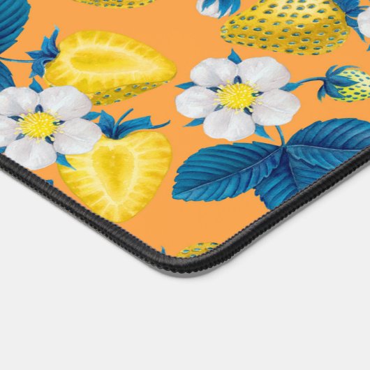 Gelbe Erdbeeren auf Orange Schreibtischunterlage (Ecke)