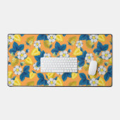 Gelbe Erdbeeren auf Orange Schreibtischunterlage (Tastatur & Maus)