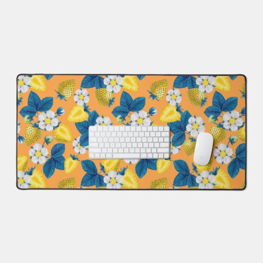 Gelbe Erdbeeren auf Orange Schreibtischunterlage (Tastatur & Maus)