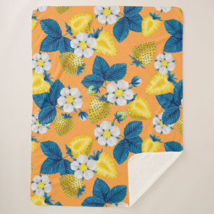 Gelbe Erdbeeren auf Orange Sherpadecke