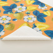 Gelbe Erdbeeren auf Orange Sherpadecke (3/4)