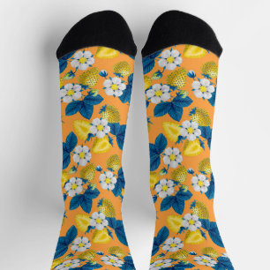 Gelbe Erdbeeren auf Orange Socken