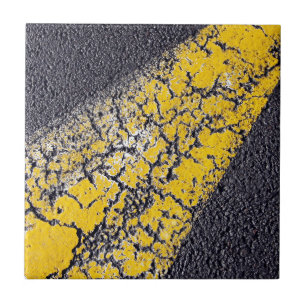 Gelbe Farbe auf der Straße gebrochen Fliese