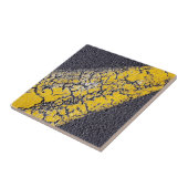 Gelbe Farbe auf der Straße gebrochen Fliese (Seite)
