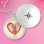 Gelbe Feder in meiner Herzklopfe Druck Foto Medaillon<br><div class="desc">Dieser Furever In My Heart Memorial Keepake enthält ein rot strukturiertes Herz in Imitate Glitzer auf einem pastellgelben Pfotenprint Hintergrund. Ideal für Katzen- oder Hundefreunde. Fügen Sie Ihr eigenes Foto hinzu und aktualisieren Sie den Namen. Der gesamte Text ist anpassbar.</div>