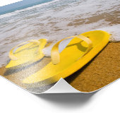 Gelbe Flip Flops am Strand Fotodruck (Ecke)