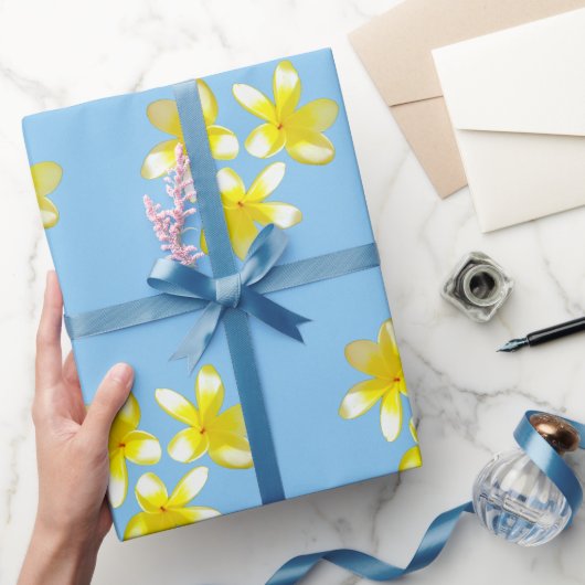 Gelbe Frangipanis auf Misty Blue, Packpapier (Schenken)