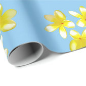 Gelbe Frangipanis auf Misty Blue, Packpapier (Rolleneckpunkt)