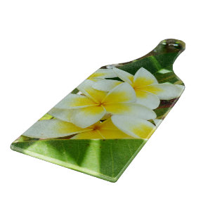 Gelbe Frangipanis, die auf einem Baum wachsen, Schneidebrett
