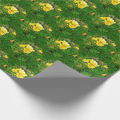 Gelbe Freesia Blume auf grünen Blätter Geschenkpapier (Ecke)