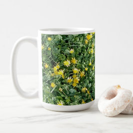 Gelbe Frühlingsblumen auf einer Wiese Kaffeetasse