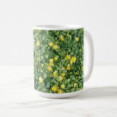 Gelbe Frühlingsblumen auf einer Wiese Kaffeetasse (VorderseiteRechts)