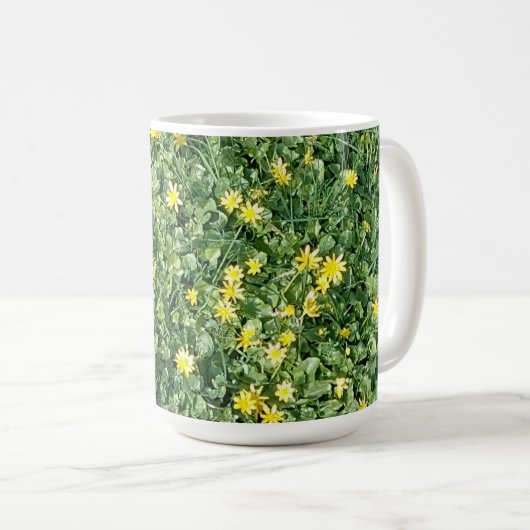 Gelbe Frühlingsblumen auf einer Wiese Kaffeetasse (VorderseiteRechts)