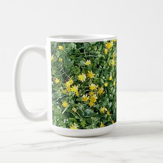 Gelbe Frühlingsblumen auf einer Wiese Kaffeetasse (Links)