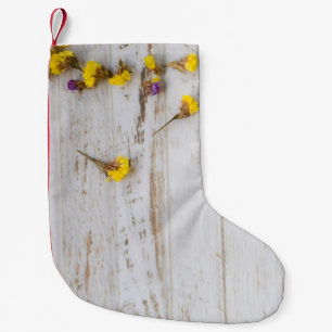 Gelbe Frühlingsblumen, weiße Putz. Kleiner Weihnachtsstrumpf