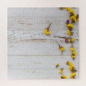 Gelbe Frühlingsblumen, weiße Putz. Puzzle (Horizontal)