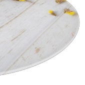 Gelbe Frühlingsblumen, weiße Putz. Schneidebrett (Ecke)