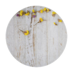 Gelbe Frühlingsblumen, weiße Putz. Schneidebrett