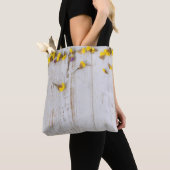Gelbe Frühlingsblumen, weiße Putz. Tasche (Von Nahem)
