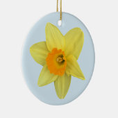 Gelbe Frühlingsdaffodien auf blass blau Keramik Ornament (Rechts)