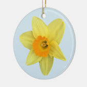 Gelbe Frühlingsdaffodien auf blass blau Keramik Ornament (Links)