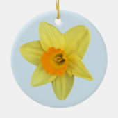 Gelbe Frühlingsdaffodien auf blass blau Keramik Ornament (Hinten)