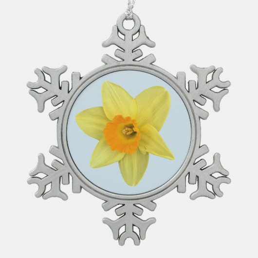 Gelbe Frühlingsdaffodien auf blass blau Schneeflocken Zinn-Ornament (Vorderseite)