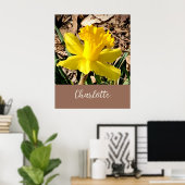 Gelbe Frühlingsdaffodil im Garden-Individuelle Nam Poster (Heimbüro)