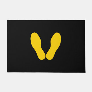 GELBE FUSSDRUCKEN AUF SCHWARZ FUßMATTE