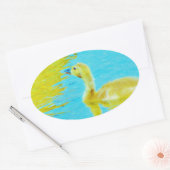 Gelbe Gänse mit hellblauem Wasser Ovaler Aufkleber (Umschlag)