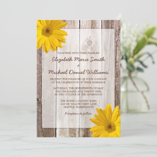 Gelbe Gänseblümchen-rustikale Scheunen-hölzerne Einladung (Stehend Vorderseite)