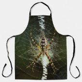 Gelbe Gartenspinne im Netz in Dunkelheit Schürze (Vorderseite)