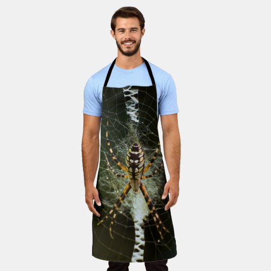 Gelbe Gartenspinne im Netz in Dunkelheit Schürze (Getragen)