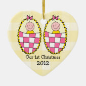 Gelbe Gingham-Zwillings-Mädchen-erstes Weihnachten Keramik Ornament (Vorne)