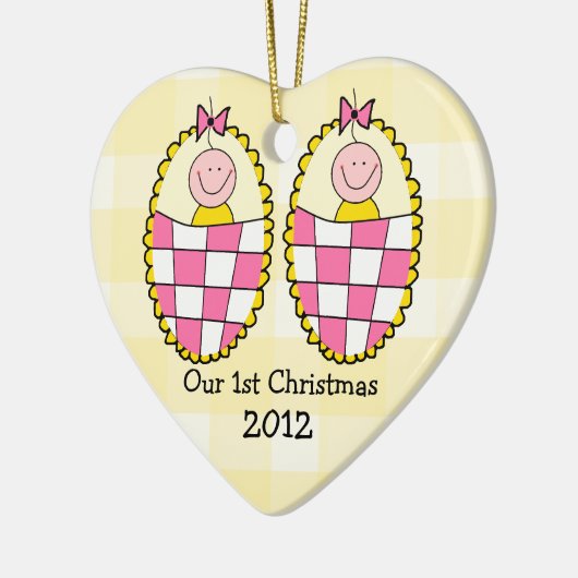 Gelbe Gingham-Zwillings-Mädchen-erstes Weihnachten Keramik Ornament (Links)