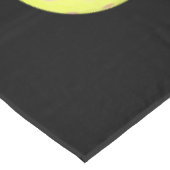 Gelbe Golfbälle auf schwarz, Tischdecke (Schrägansicht)