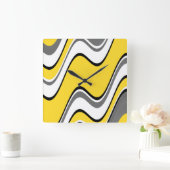 Gelbe graue Schwarz-weiße abstrakte Wellen Quadratische Wanduhr (Zuhause)