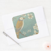 Gelbe, graue und beige Vögel auf einem Zweig Quadratischer Aufkleber (Umschlag)