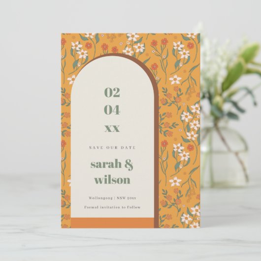 Gelbe Groovy Retro Arch Floral Save the Date Karte (Stehend Vorderseite)