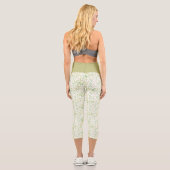 Gelbe Grüne Natur Fern Leaf Muster auf Weiß Capri Leggings (Rückseite)